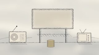 Ilustración a tinta: una valla en blanco entre una radio antigua y un televisor, con una pila de monedas al pie